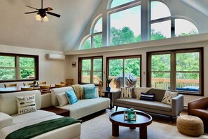 TV connectée, cheminée, baby-foot, espaces bureaux