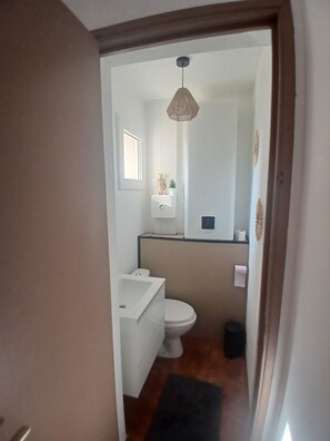 Bruser, hårtørrer, håndklæder, Toiletpapir