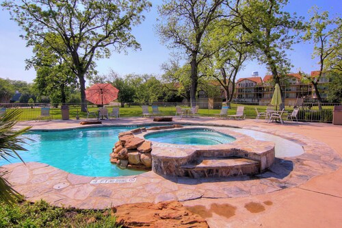 2 Pools, 4 Hot tubs on the Guadalupe River! Pet Friendly!