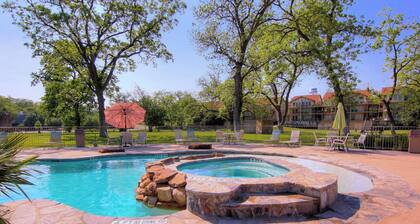 2 Pools, 4 Hot tubs on the Guadalupe River! Pet Friendly!