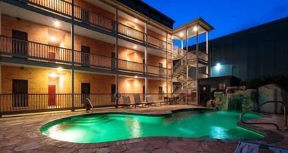 Pet Friendly in Historic Gruene, TX! Walk to shops, dining and Gruene Hall!