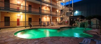 Pet Friendly in Historic Gruene, TX! Walk to shops, dining and Gruene Hall!