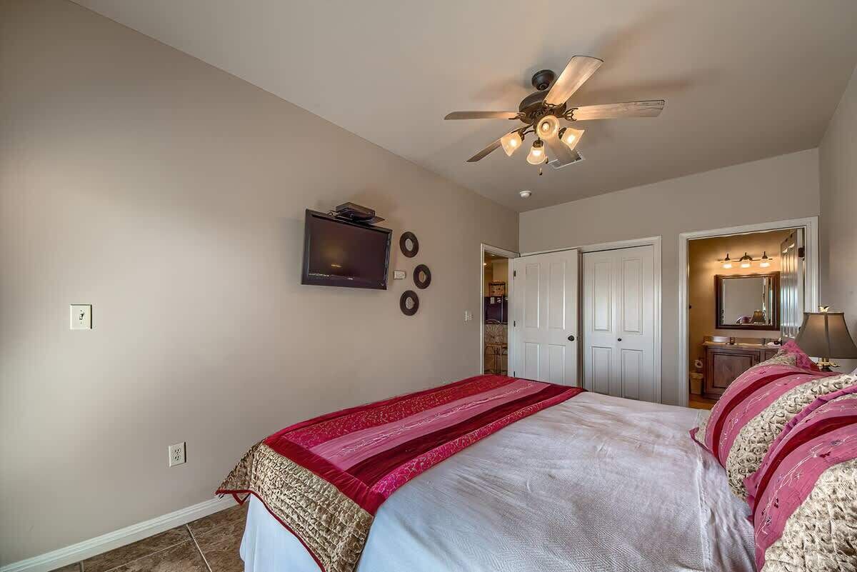 3 bedrooms, iron/ironing board, WiFi, bed sheets