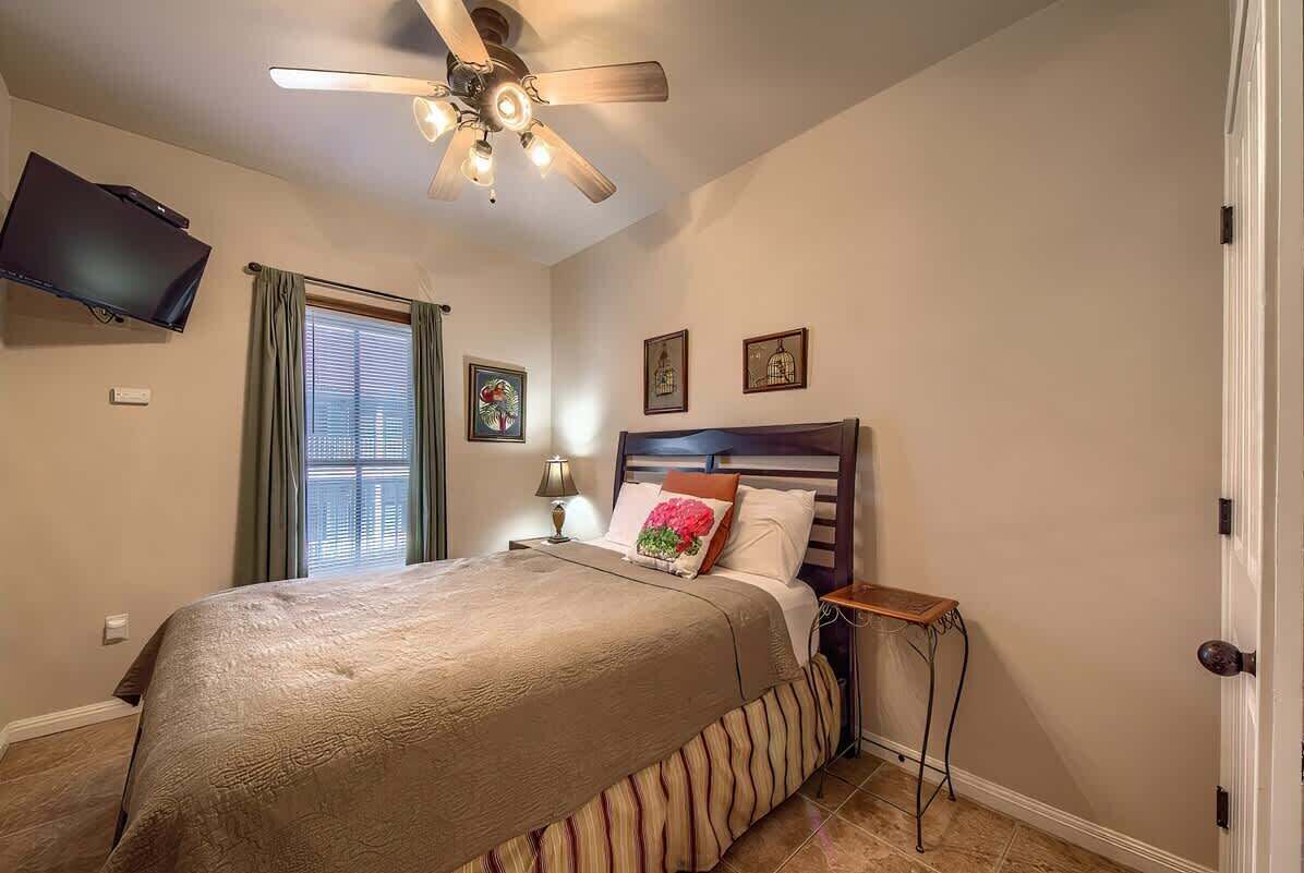 3 habitaciones, tabla de planchar con plancha, wifi y ropa de cama 