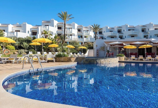4 piscines extérieures