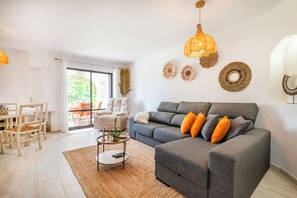 Villa familiale, vue sur le jardin | Aire de séjour | Téléviseur de 16 po avec télévision par câble