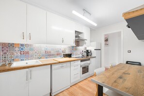 Køleskab, mikrobølgeovn, ovn, kogeplade