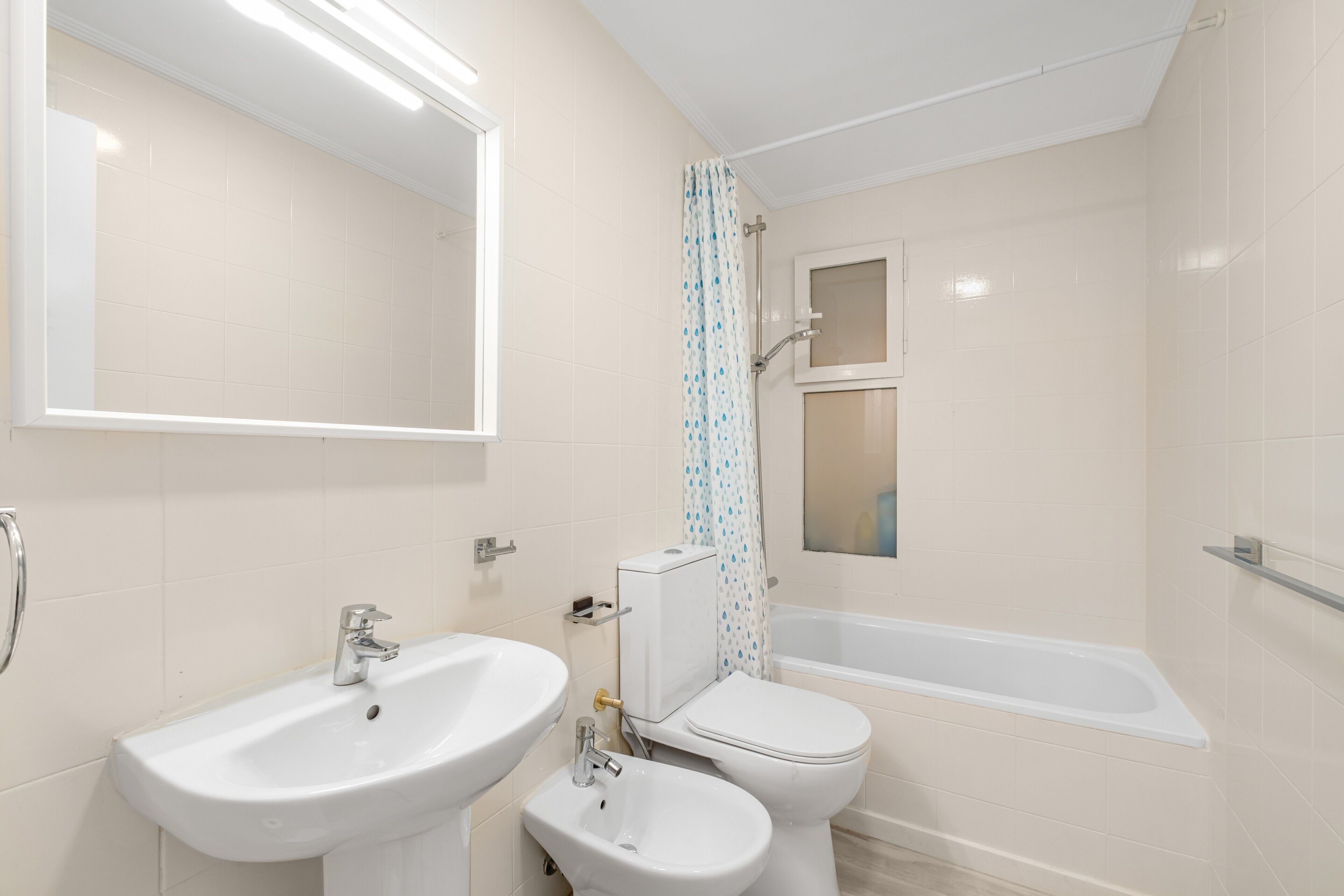 Ein Badezimmer mit Waschbecken, Toilette und Badewanne.