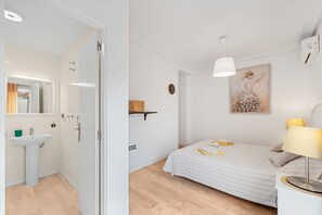 3 habitaciones, tabla de planchar con plancha, wifi y ropa de cama 