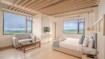 Premium Suite | Desk, free WiFi