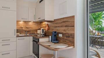 KylskÄp, ugn, spishÀll och kaffe- och tebryggare