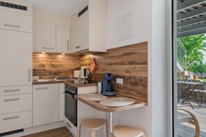 Fridge, oven, stovetop, coffee/tea maker - Apartment '1' with Shared Terrace, Shared Garden and Wi-Fi (Herdwangen-Schönach)