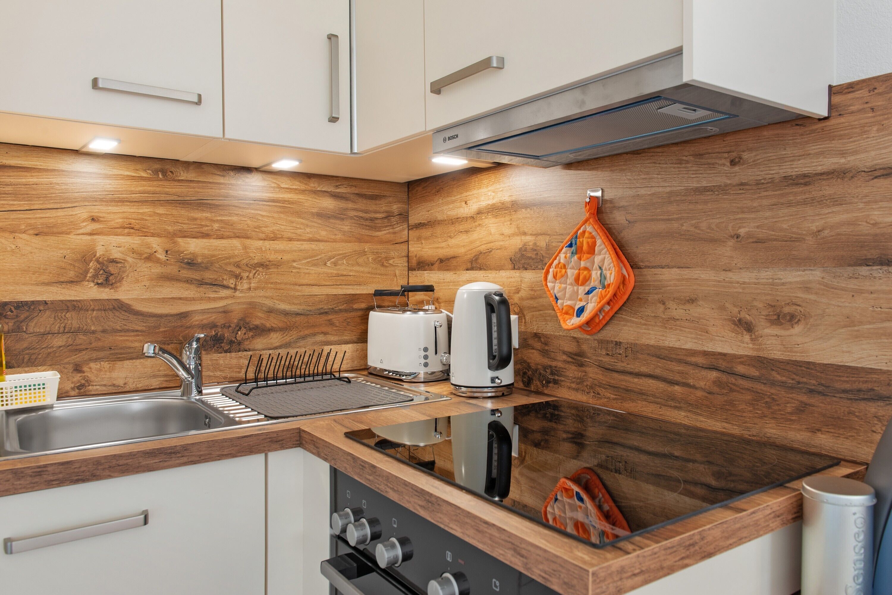 Fridge, oven, stovetop, coffee/tea maker