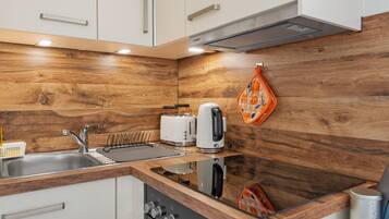 Fridge, oven, stovetop, coffee/tea maker