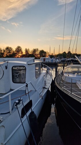 Spend the night on a boat near Sneek, Joure & Heerenveen