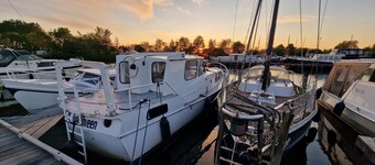 Spend the night on a boat near Sneek, Joure & Heerenveen