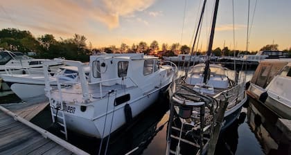 Spend the night on a boat near Sneek, Joure & Heerenveen