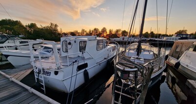 Spend the night on a boat near Sneek, Joure & Heerenveen