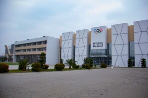 Vista frontal de la propiedad