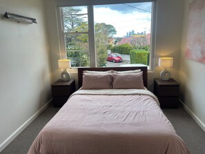 6 室のベッドルーム、デスク、アイロン / アイロン台、WiFi