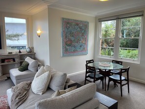 スマートテレビ、暖炉、テレビゲーム、書庫