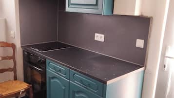 Fridge, microwave, stovetop, electric kettle