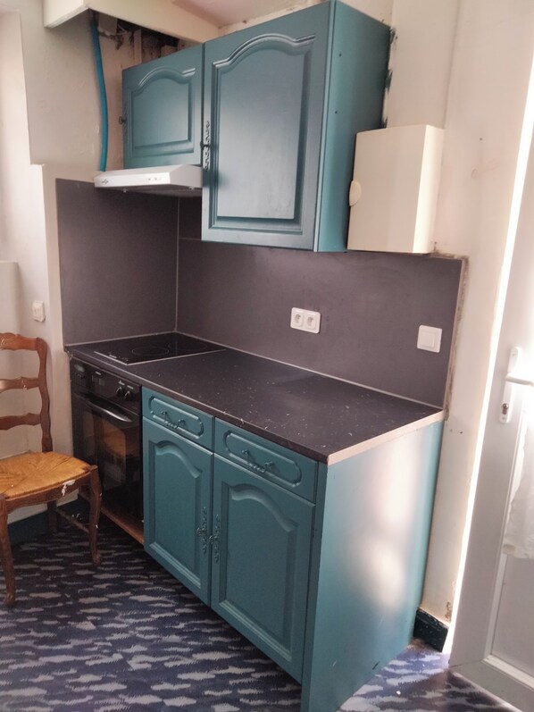 Fridge, microwave, stovetop, electric kettle