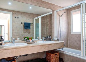 Hair dryer, towels - Penthouse property Terazas de la Bahia de Casares (Casares)