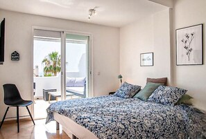 3 quartos, ferros/tábuas de passar roupa, berço de viagem