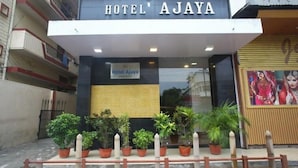 Een hotelentree met de naam 'Hotel Ajaya' duidelijk zichtbaar.
