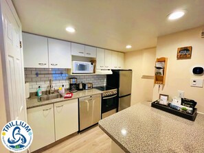 Apartment, 1 Queen Bed with Sofa bed, Non Smoking, Pets not allowed | Private kitchen | Fridge, microwave, oven, stovetop