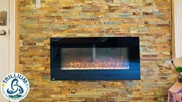 Departamento, 1 cama Queen size y sofá cama, para no fumadores, no se aceptan mascotas | Área de sala de estar | Smart TV de 43 pulgadas con canales por cable y chimenea