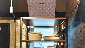Una cocina con una encimera empotrada que contiene distintos platos y utensilios de cocina.