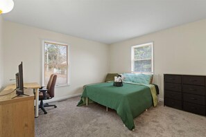 4 bedrooms, desk, iron/ironing board, free WiFi