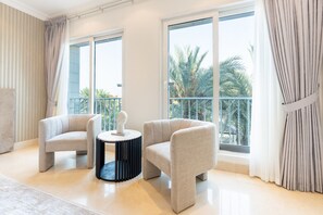 TV, fireplace - Luxurious Villa with Private Pool, Game Lounge and Mins from Dubai Marina and JBR Beach, Emirates Hills by Deluxe Holiday Homes (Dubai)