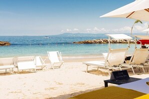 Sulla spiaggia, lettini da mare, teli da spiaggia