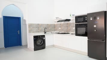 Microondas, horno y placa de cocina