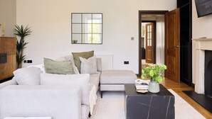 Basic Apartment | Living room | 27-inch Smart TV with cable channels - The Hampstead Hideaway  (London)