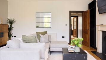 Basic Apartment | Living room | 27-inch Smart TV with cable channels