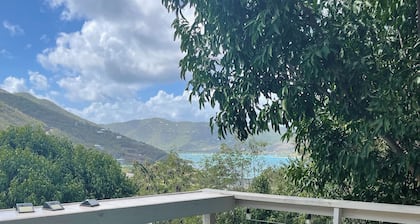 Charming 1-bedroom cottage with WiFi and AC in delightful St John