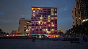 Un hôtel à plusieurs étages, doté de balcons et d’un espace piscine.