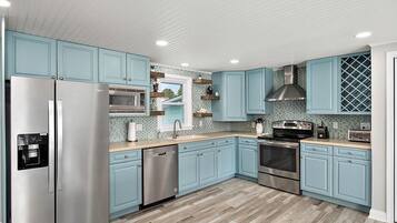 Jääkaappi, mikroaaltouuni, uuni, liesi