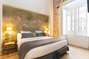 Căn hộ (2 Bedrooms) | 1 phòng ngủ, bàn, bàn ủi/dụng cụ ủi quần áo 