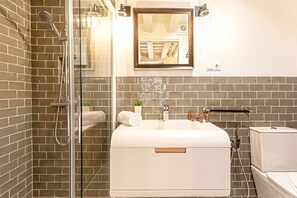 Douche, articles de toilette gratuits, sèche-cheveux
