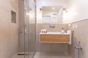 Huoneisto (2 Bedrooms) | Kylpyhuone | Suihku, ilmaiset hygieniatuotteet, hiustenkuivaaja, pyyhkeet