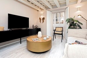 Căn hộ (3 Bedrooms) | Phòng khách | TV 