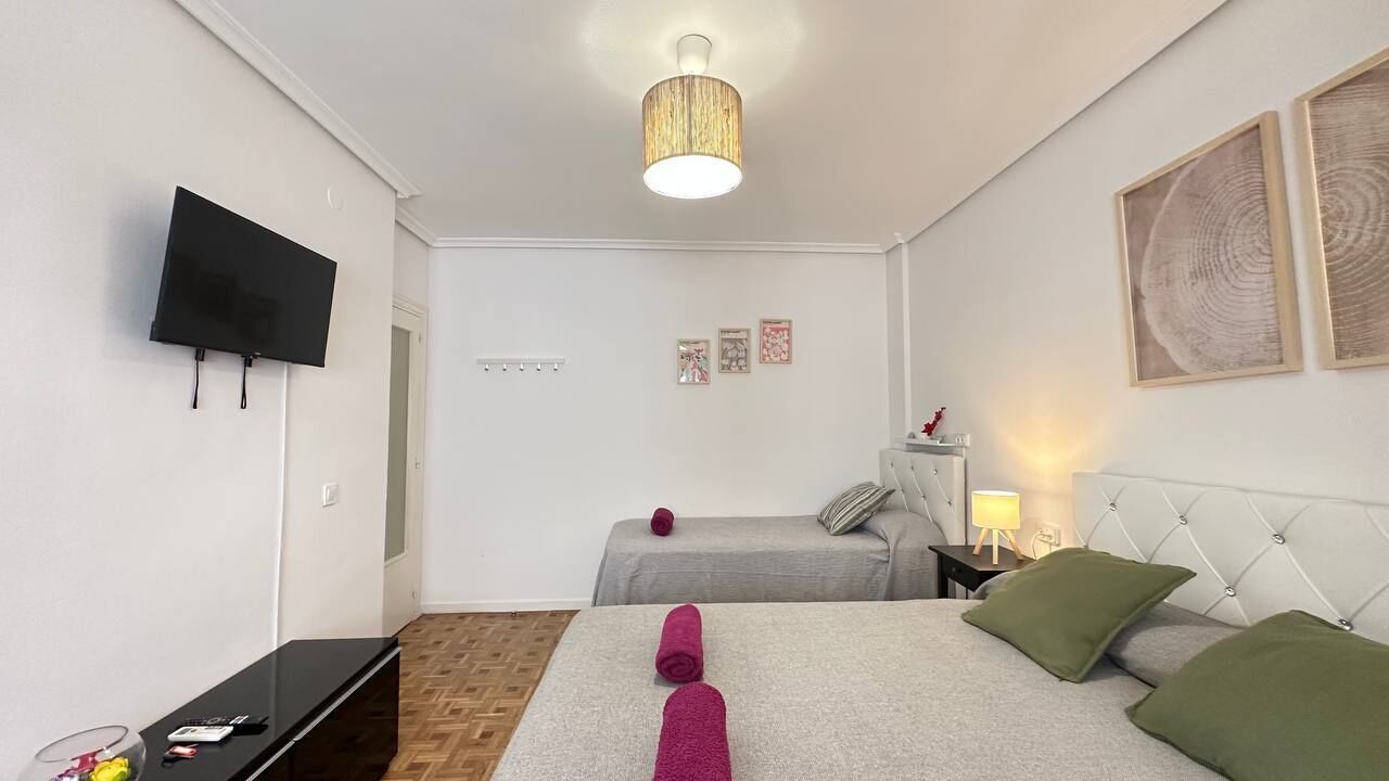 Driepersoonskamer, gedeelde badkamer | Een bureau, een strijkplank/strijkijzer, gratis wifi