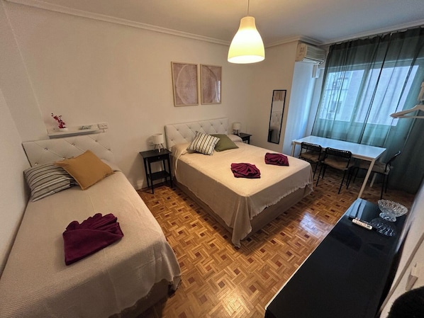 Desk, iron/ironing board, free WiFi - Habitaciones en Ferrocarril (Madrid)