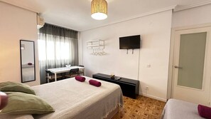 Triple Room, Shared Bathroom | Desk, iron/ironing board, free WiFi - Habitaciones en Ferrocarril (Madrid)