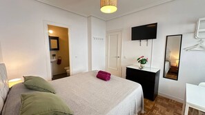 Double Room, Private Bathroom | Desk, iron/ironing board, free WiFi - Habitaciones en Ferrocarril (Madrid)